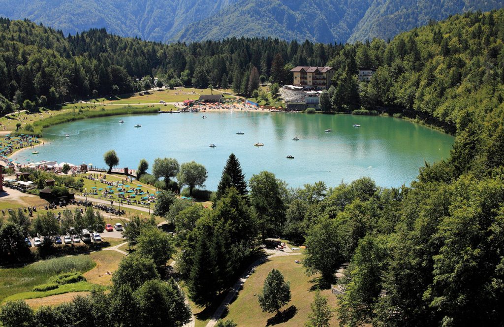 Il Lago di Lavarone è una delle mete più amate dalle famiglie con bambini