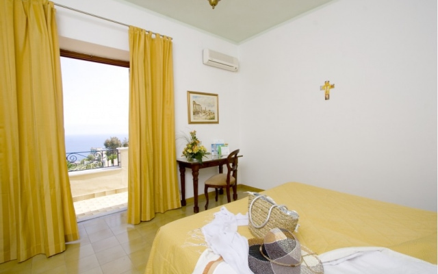 Standard double room with balcony and sea view