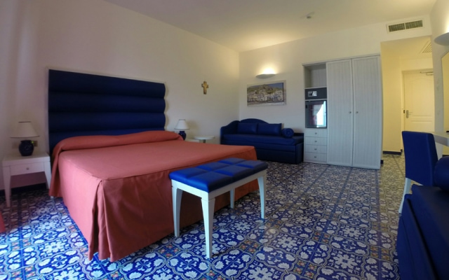 Superior double room with balcony and garden view