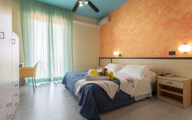 Chambre double avec lit enfant