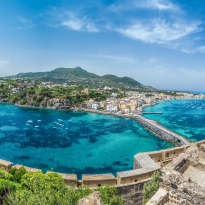 Vista sul Castello Aragonese nel porto d'Ischia