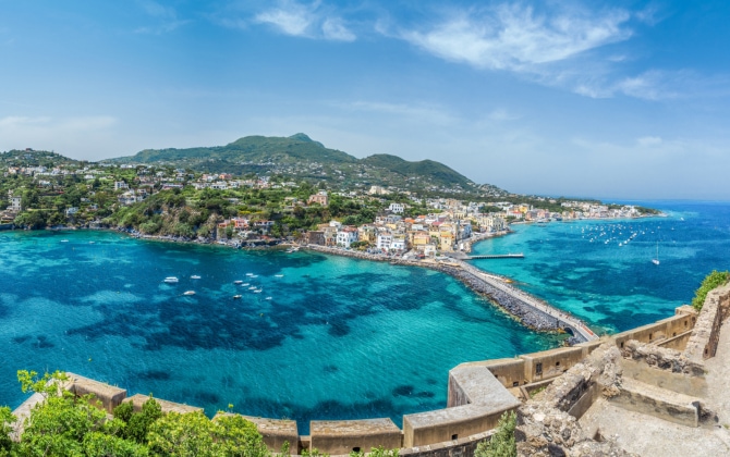 Vista sul Castello Aragonese nel porto d'Ischia