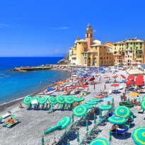 Edifici storici vicino alla spiaggia di Camogli vicino a Genova