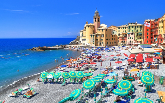 Edifici storici vicino alla spiaggia di Camogli vicino a Genova