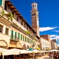 Piazza delle Erbe e il suo mercato a Verona 