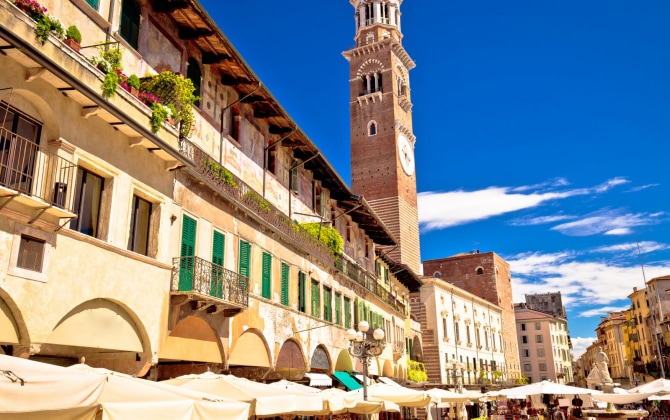 Piazza delle Erbe e il suo mercato a Verona 