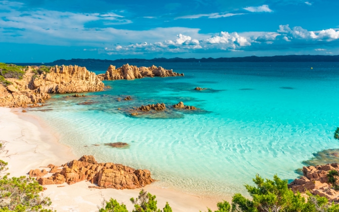 Una spiaggia di sabbia rosa nell'isola di Budelli nell'Arcipelago della Maddalena