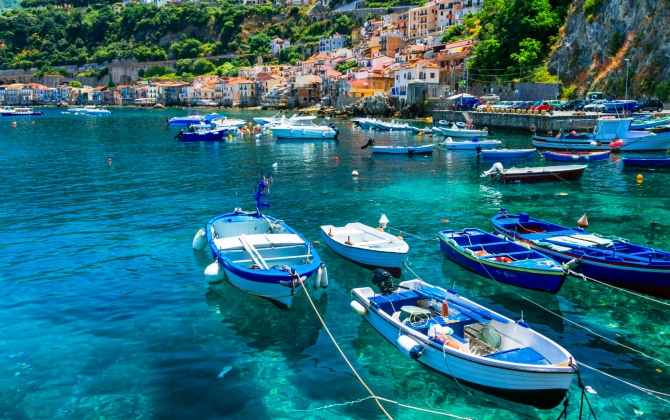 Il villaggio di Scilla con le barche da pesca tradizionali