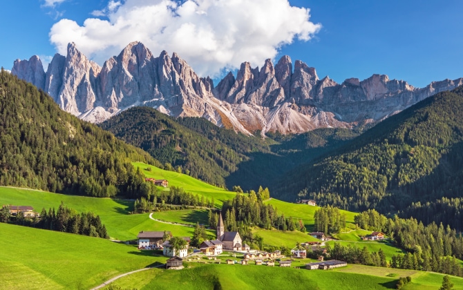 Il paese di Santa Maddalena con le Dolomiti sullo sfondo in Val di Funes