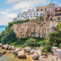 Il paese di Vieste arroccato sul mare
