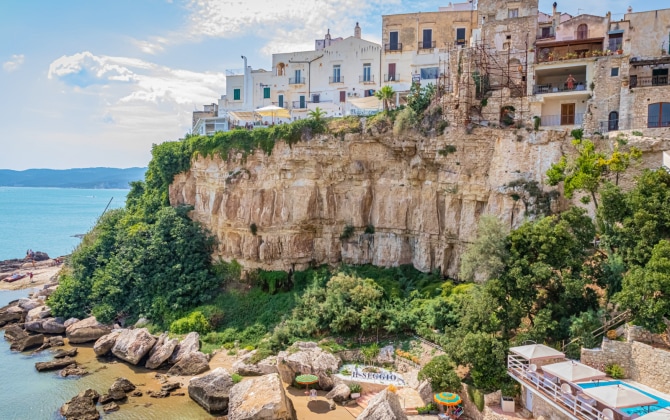 Il paese di Vieste arroccato sul mare