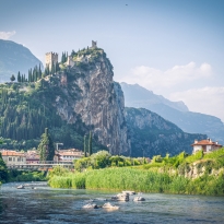 Veduta del Castello di Arco situato su uno promontorio nella Valle del Sarca