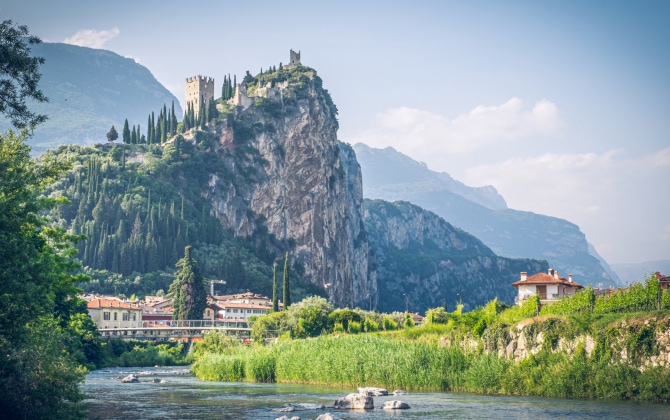 Veduta del Castello di Arco situato su uno promontorio nella Valle del Sarca