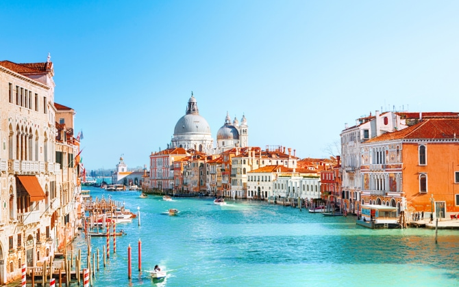 Veduta del Canal Grande di Venezia con la Basilica di Santa Maria della Salute 