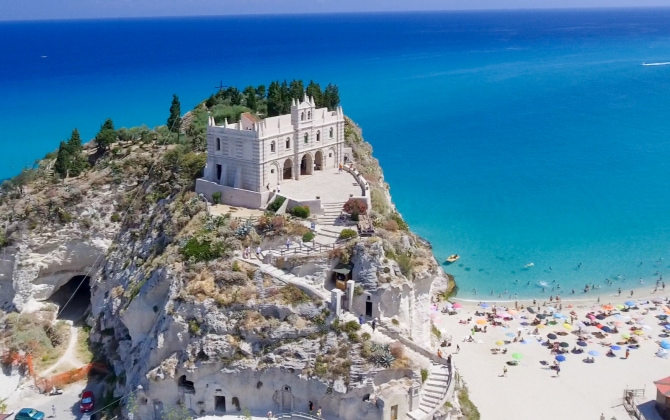 Veduta aerea della costa di Tropea in Calabria