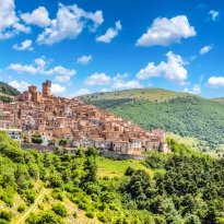 Villaggio di Castel del Monte tra le colline dell'entroterra