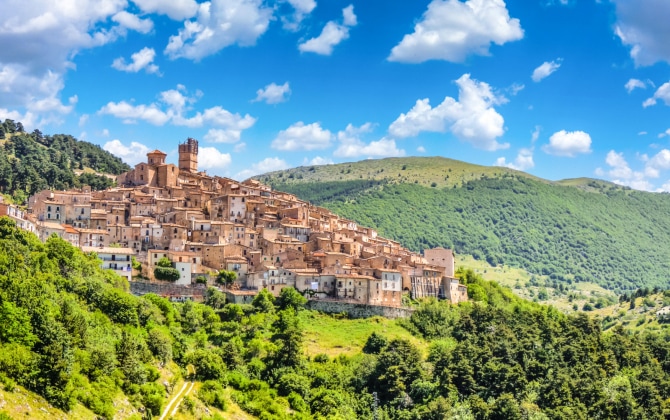 Villaggio di Castel del Monte tra le colline dell'entroterra