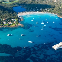 Vista dall'alto della spiaggia del Grande Pevero