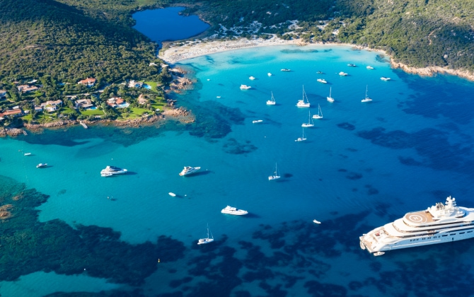 Vista dall'alto della spiaggia del Grande Pevero