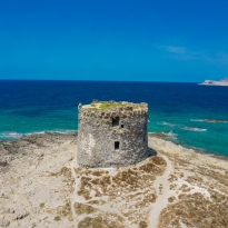 Veduta aerea di un nuraghe nell'isola di Stintino, vicino alla spiaggia La Pelosa