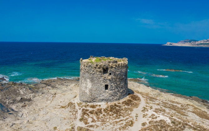 Veduta aerea di un nuraghe nell'isola di Stintino, vicino alla spiaggia La Pelosa