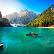 L'incantevole lago di Braies circondato dalle cime delle Dolomiti