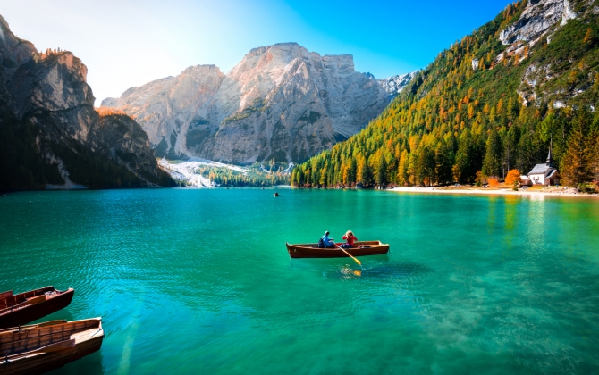 L'incantevole lago di Braies circondato dalle cime delle Dolomiti