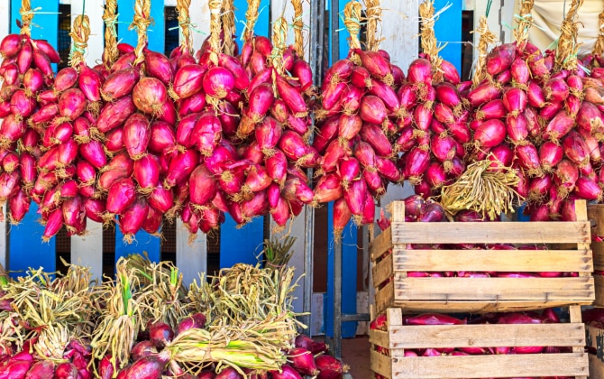 Cipolla rossa dolce di Tropea in esposizione per la vendita nel mercato locale