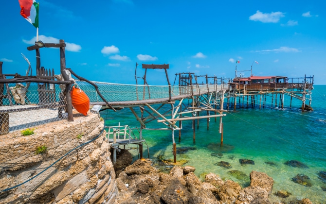 Tra Ortona e Vasto, sorgono i "trabocchi" (antiche case di pescatori)