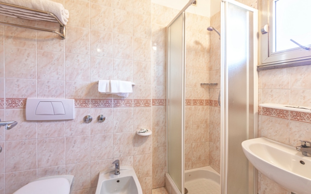 Camera Tripla Economy