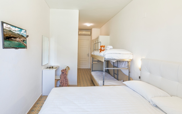 Camera Quadrupla Economy