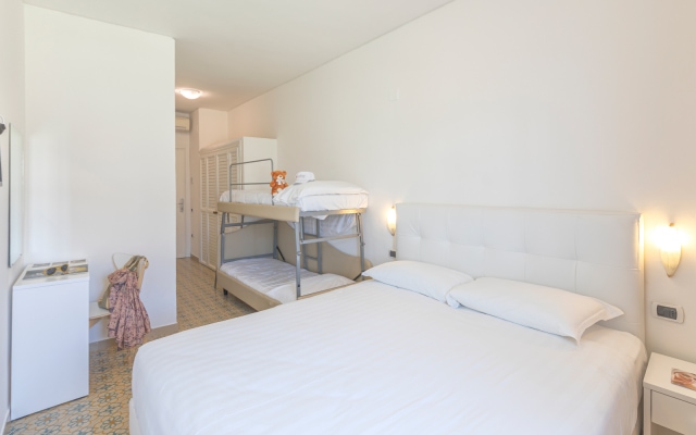 Camera Quadrupla Economy