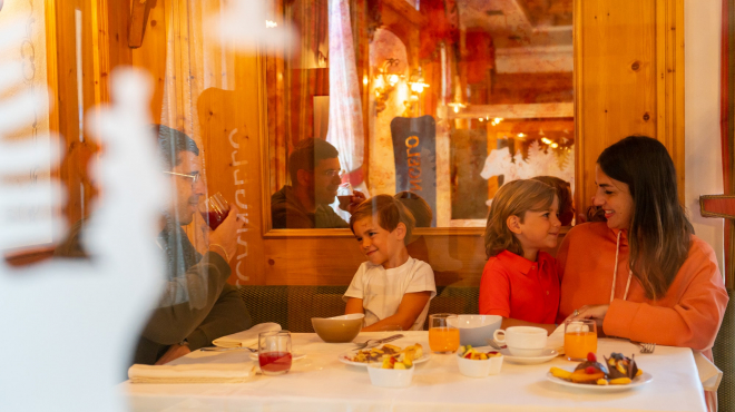 Speciale San'Amborgio, vivi l’atmosfera natalizia in montagna. Un weekend unico per visitare i mercatini di Natale tipici ed il vicino e famoso “Borgo dei Presepi” ad Ossana.