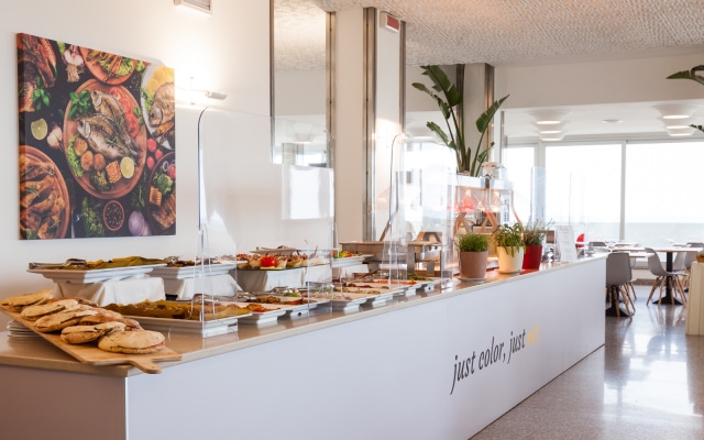 Color Ermitage Beach Family Hotel