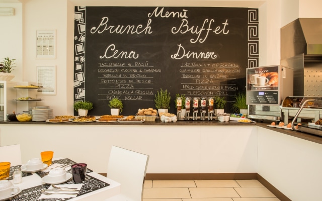 Color Mokambo Shore Hotel