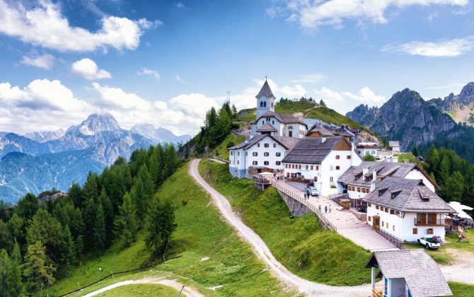 Il bellissimo villaggio di monte Lussari con le Alpi Giulie sullo sfondo