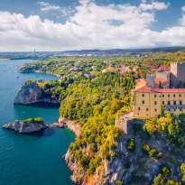 Castello di Duino sul Golfo di Trieste tra alte scogliere, rocce carsiche e barche