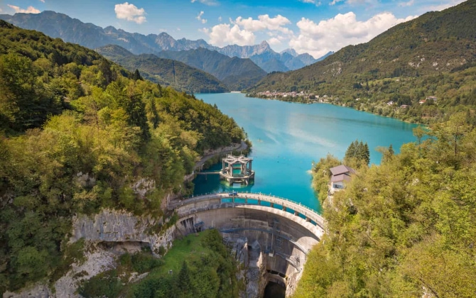 Diga e Lago di Barcis in provincia di Pordenone