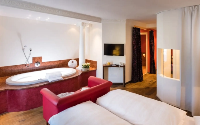 Fameli Deluxe Suites