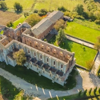 Veduta aerea dell'abbazia di San Galgano vicino a Siena, nel sud della Toscana