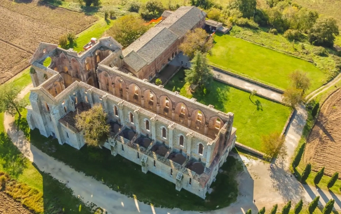 Veduta aerea dell'abbazia di San Galgano vicino a Siena, nel sud della Toscana