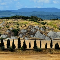 Vista panoramica delle Crete Senesi con cipressi, vicino ad Asciano in provincia di Siena