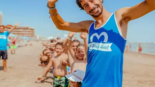 Super divertimento e 2 ragazzi gratis fino ai 18 anni!