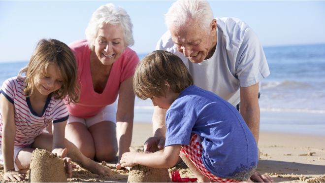 Grands-parents et petits-enfants en vacances