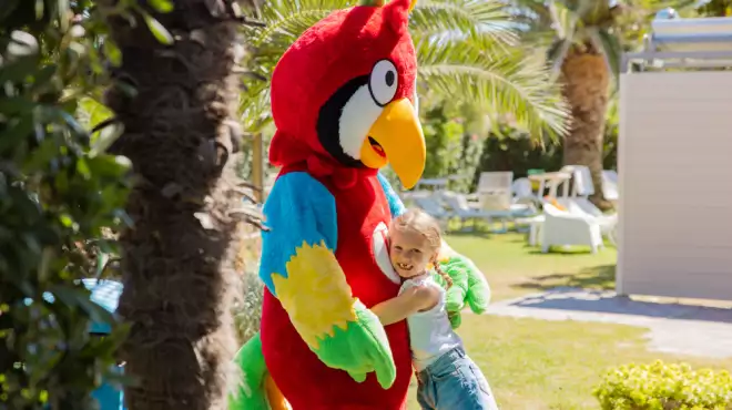 Tutto incluso, anche le coccole della mascotte!