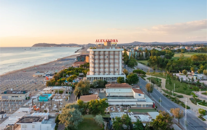 Color Alexandra Plaza Family Hotel