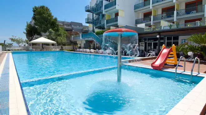 ANTICIPO D'ESTATE: SPIAGGIA INCLUSA AL CLUB LA VILLA