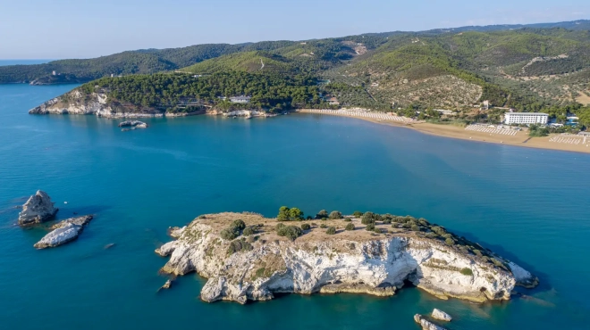 Kostenlose Liegestühle und Sonnenschirme in der 3. Reihe garantiert