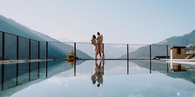 24 ore piscina! Nuotare sotto il cielo stellato!