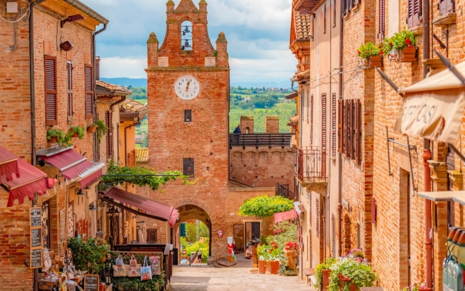 Viale principale del borgo medievale di Gradara